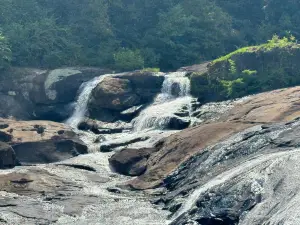 Charming 4-Bedroom Lakeshore Cottage One Hour from Downtown Atlanta