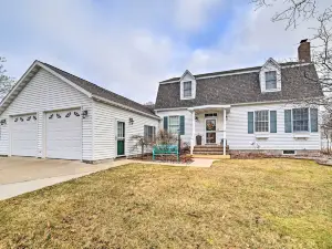 Spacious Michigan Home w/ Private Hot Tub