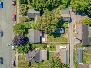 Modern 2 Bedroom Farmhouse Cottage with Hot Tub in Snohomish