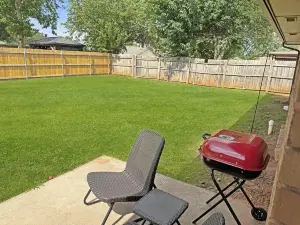 3-bdr house in beautiful Mustang with HighSpeed WiFi,   New furniture throughout