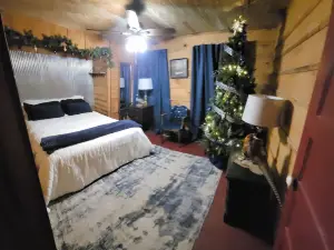 Large remolded hunting lodge with beautiful views of the Spring River Falls