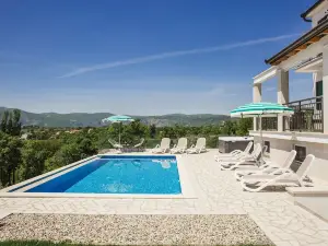 Splendid Villa with Heated Pool, Beautiful Covered Terrace with Panoramic View