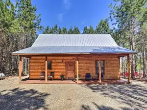 'The Breeze' - Broken Bow Cabin w/ Hot Tub & Deck!