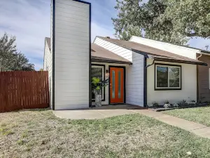 Stylish Allen Home Near Watters Creek Village