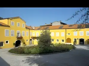 โรงแรมแกรนด์ อองตูราจ ปาลาซโซ สตราสซอลโด