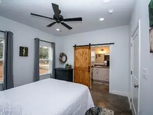 Come stay at Two Lakes Cottage just minutes away from Bois d’Arc Lake