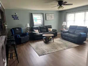 Spacious 5-bedroom House, Garage/Hot Tub/Bar, Close to RRG, Fiber WiFi