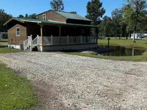 Cozy 2 bedroom pet friendly cabin in great location with all the extra's