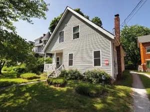 Home STEPS from Oberlin