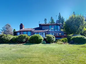 Custom home 100 yds from Foster Lake with private hot tub, views, & firepit