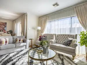 Elegant Hampton-Style Retreat , Tranquil Private Bedroom with Shared Bathroom