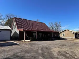 Spacious 5-bedroom lodge with boat trailer parking, @ Lake Tenkiller, in Cookson