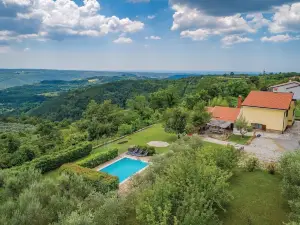 Amazing Home in Groznjan with Wifi and 4 Bedrooms