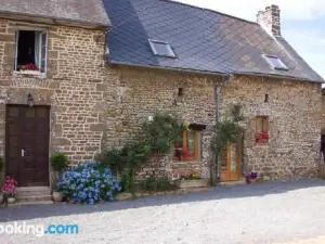 Beautiful 3-Bed Cottage in Passais-Villages