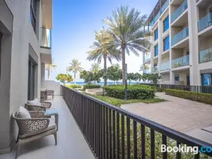 Luxurious 3 Bedroom Apartment with Beach and Pool Access
