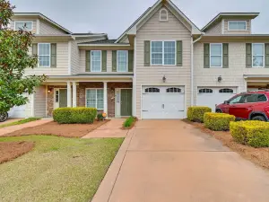 Charming Fayetteville Townhome, 9 Mi to Downtown!