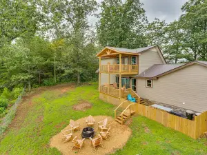Mountain Retreat w/ Fire Pit in Flat Rock!