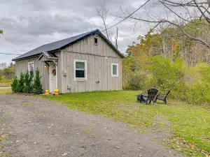 Charming Jefferson Cottage w/ Fire Pit!