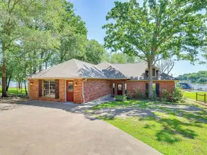 Views & Private Dock: Lakefront Eustace House!
