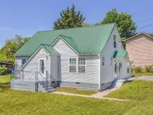 Clean and cozy 4 Bed, 2 Bath home- Sleeps 11- Close to university-