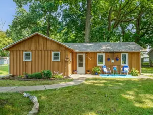 Cabin, rustic elegance w/ hot tub, lake access