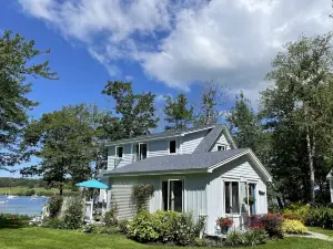 Lovely waterfront cottage on Pemaquid Harbor. Weekly stays Saturday to Saturday.