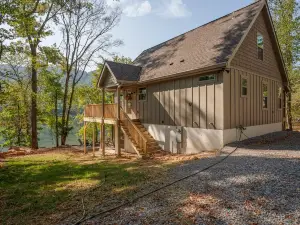Beautiful river cabin in the heart of the Tennessee River Gorge.