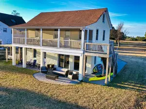 Cozy & Content River Retreat Beach Hot Tub & Games