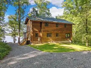 Waterfront Cabin! Dock, Paddle, Kayak, Outdoor Movie, Karaoke, and More!