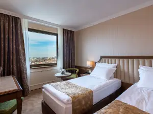 Astoria Grand Hotel