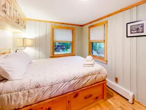 Lakefront home with lovely lake views - one mile from the casino