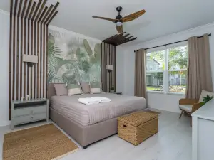 Gorgeous 8B 7BA Melbournbeach w Pool Dock Beach