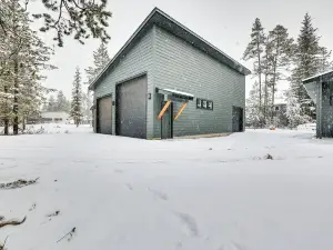 All-Season Cabin: Hot Tub & Sauna in Donnelly