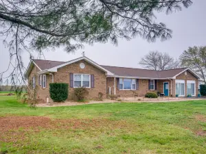 Bealeton Farmhouse Vacation Rental w/ Fire Pit
