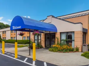 All Seasons Inn & Suites