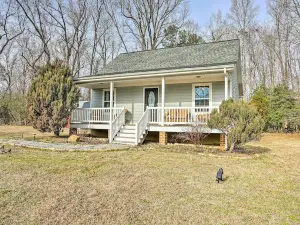 Sweet Vacation Cottage w/ Deck & Grill!