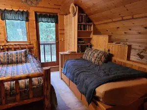 Two Bedroom Real Log Cabin with WIFI and EV Char ger