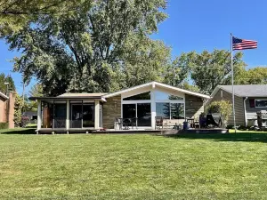 Lakehouse on the Canal