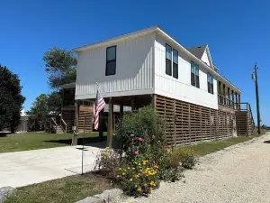Coinjock Guesthouse w/Elevator, Full Kitchen, W/D and Beautiful Waterfront Views