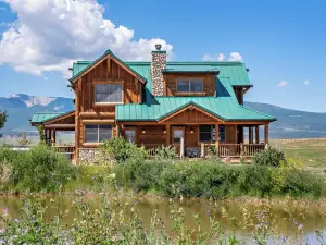 Hilltop haven with 360º views, hot tub, fireplace