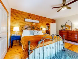 Secluded bohemian cabin with front porch, hot tub, and resort amenities