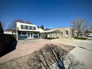 Charming Two-Story Home with Cozy Fireplaces - Delightful Getaway