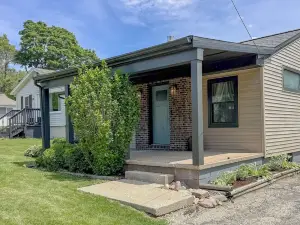 Luxury Home in Peoria Heights with Spa Bath, Wifi, Laundry
