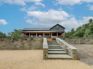 'The Hideaway' Secluded & Spacious Schulenburg Gem