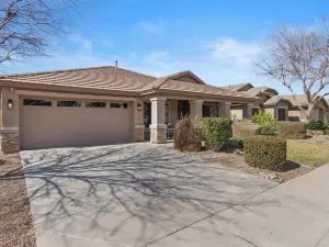 Maricopa Home Less Than 1 Mile to the Duke Golf Course!
