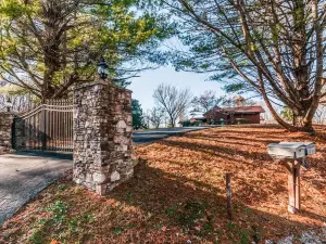 The Tulip Tree Bay Lodge