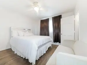 Renovated Apt w/ A/c, Wifi & Free Parking