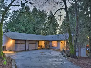 Tigard Retreat w/ Deck, 13 Mi to Portland!