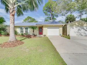 Sebastian Home w/ Screened Lanai: 8 Mi to Beach!