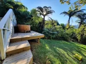 Mahakipawa Waterfront Hideaway - Belvue Bay Home